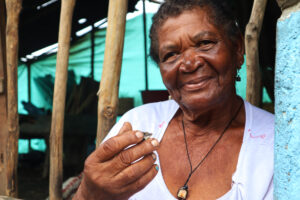 Dionisia Torres (Chola), curandera tradicional de la vereda Limones con la concha medicinal para sanar heridas